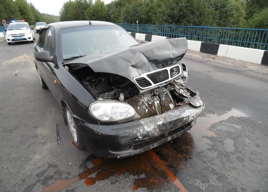 В Твери водитель легковушки врезался в машину инкассации