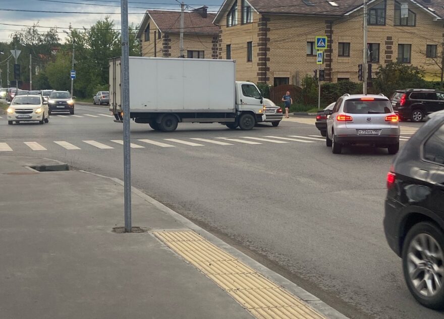 В Заволжском районе Твери на перекрестке с выключенным светофором произошло ДТП В Заволжском районе Твери на перекрестке с выключенным светофором произошло ДТП