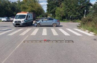 В Твери водитель легковушки врезался в машину инкассации