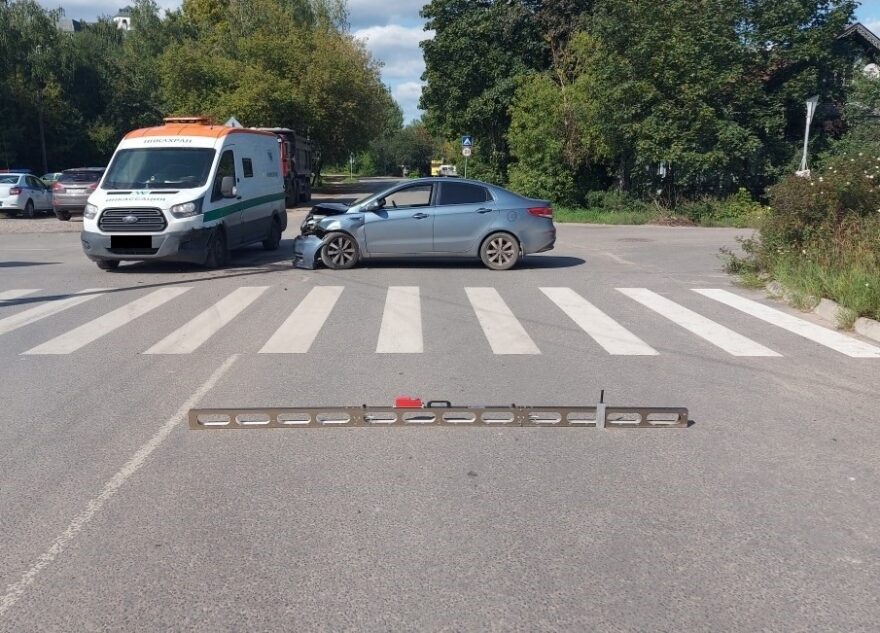 В Твери водитель легковушки врезался в машину инкассации