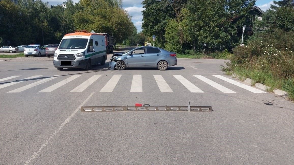 В Твери водитель легковушки врезался в машину инкассации