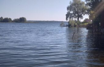 Из озера в Тверской области достали затопленный пирс Из озера в Тверской области достали затопленный пирс