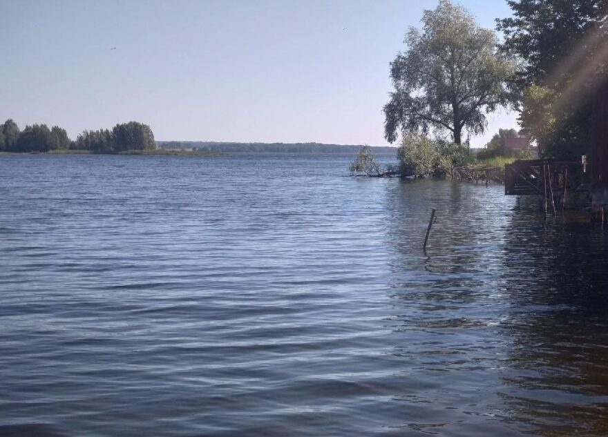 Из озера в Тверской области достали затопленный пирс