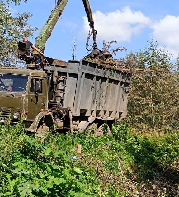 В деревне под Тверью обнаружили несанкционированную свалку В деревне под Тверью обнаружили несанкционированную свалку