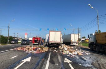 Мужчина пострадал в столкновении двух грузовиков в Тверской области