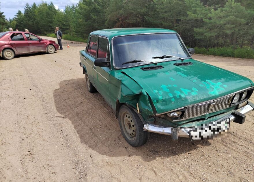 Пожилая женщина попала в больницу после столкновения Renault и ВАЗа в Тверской области Пожилая женщина попала в больницу после столкновения Renault и ВАЗа в Тверской области