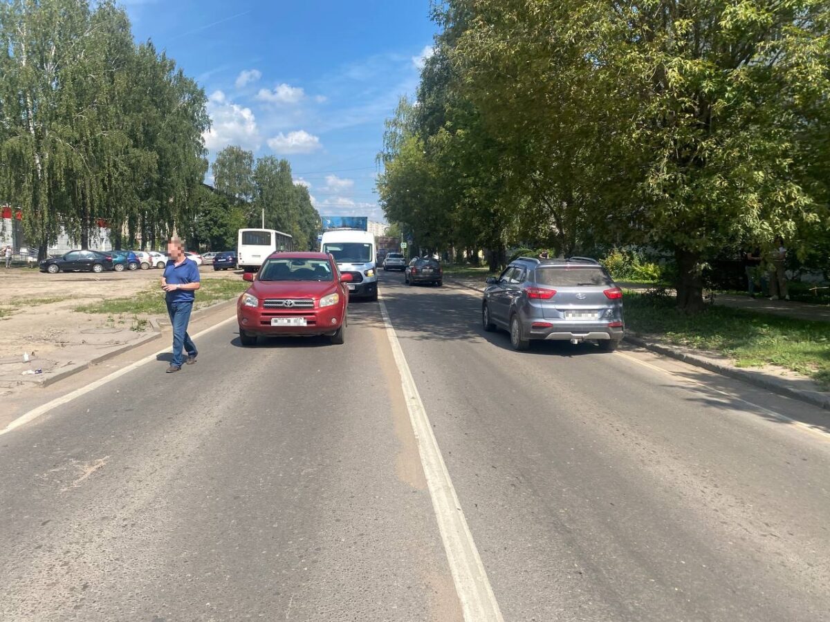 13-летняя девочка повредила голову, попав под колёса иномарки в Твери