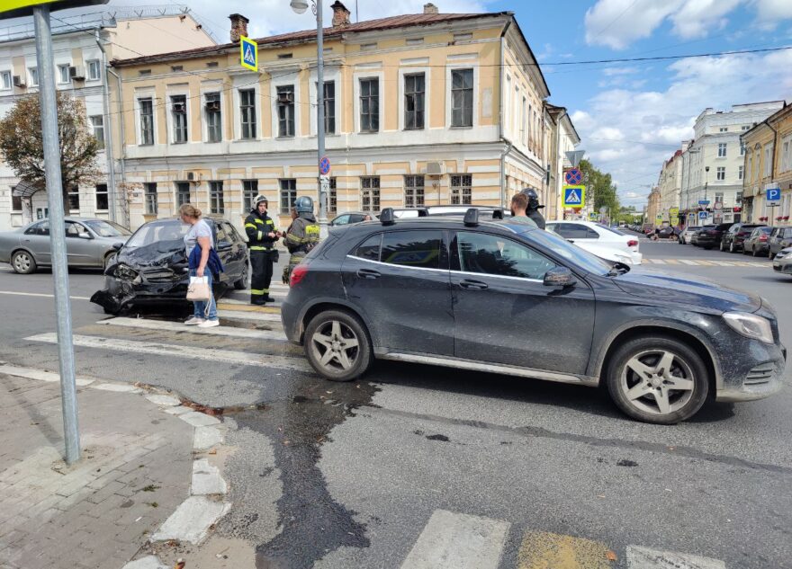 Три человека пострадали в столкновении четырёх автомобилей в центре Твери Три человека пострадали в столкновении четырёх автомобилей в центре Твери