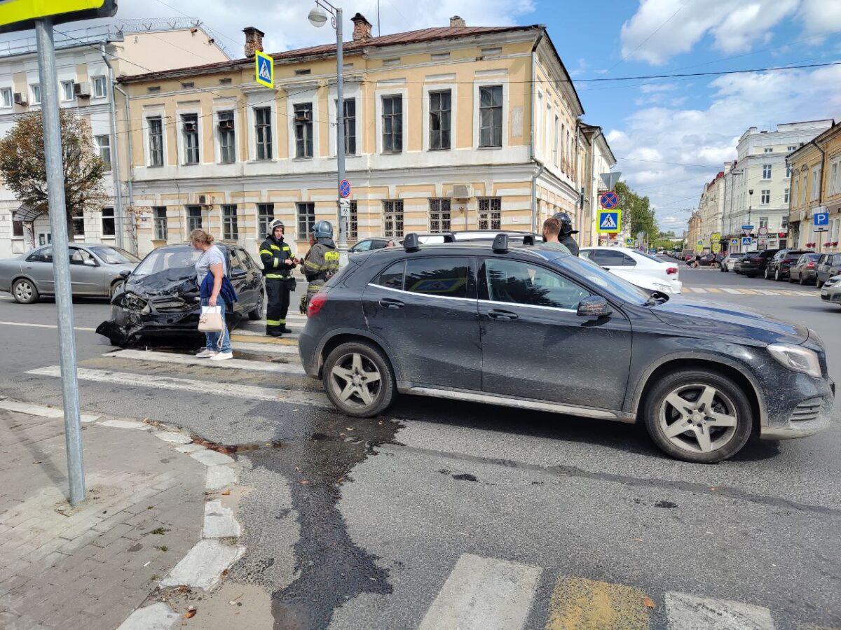 Три человека пострадали в столкновении четырёх автомобилей в центре Твери