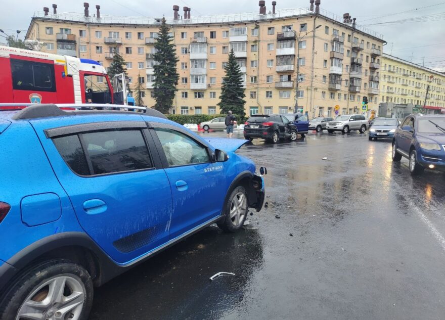 Маленькую девочку доставили в больницу после тройного ДТП в Твери Маленькую девочку доставили в больницу после тройного ДТП в Твери