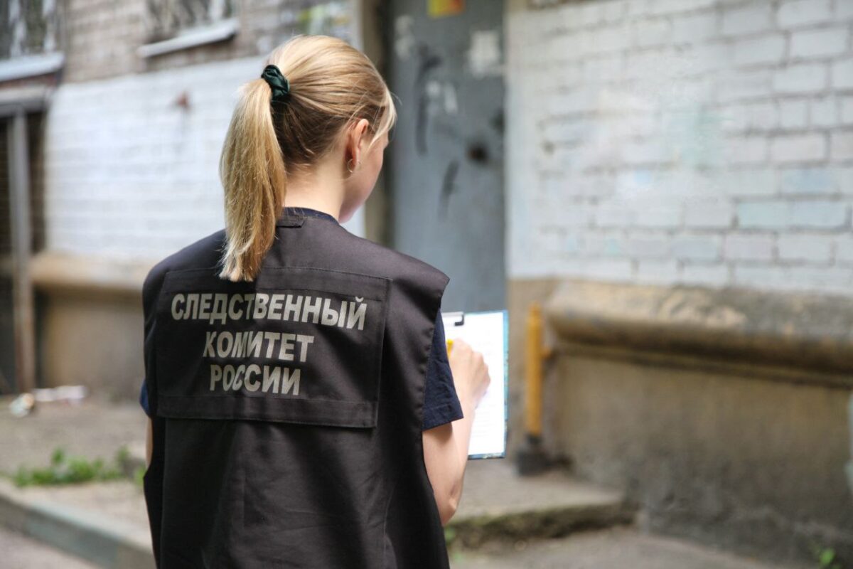 Тело пожилой женщины нашли в квартире дома в Твери