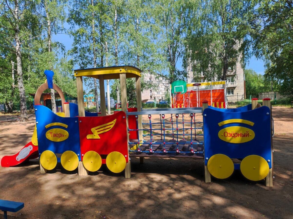 В детских садах Тверской области устанавливают новые уличные игровые комплексы