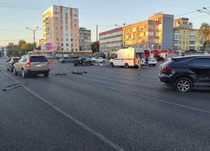 Пять человек пострадали в столкновении двух иномарок в Твери