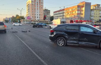 Пять человек пострадали в столкновении двух иномарок в Твери Пять человек пострадали в столкновении двух иномарок в Твери