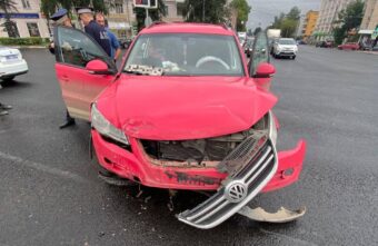 Три человека пострадали в столкновении двух "Фольксвагенов" в центре Твери Три человека пострадали в столкновении двух "Фольксвагенов" в центре Твери