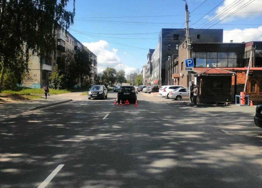 Две девятилетние девочки попали под колёса "Ниссана" в Твери Две девятилетние девочки попали под колёса "Ниссана" в Твери