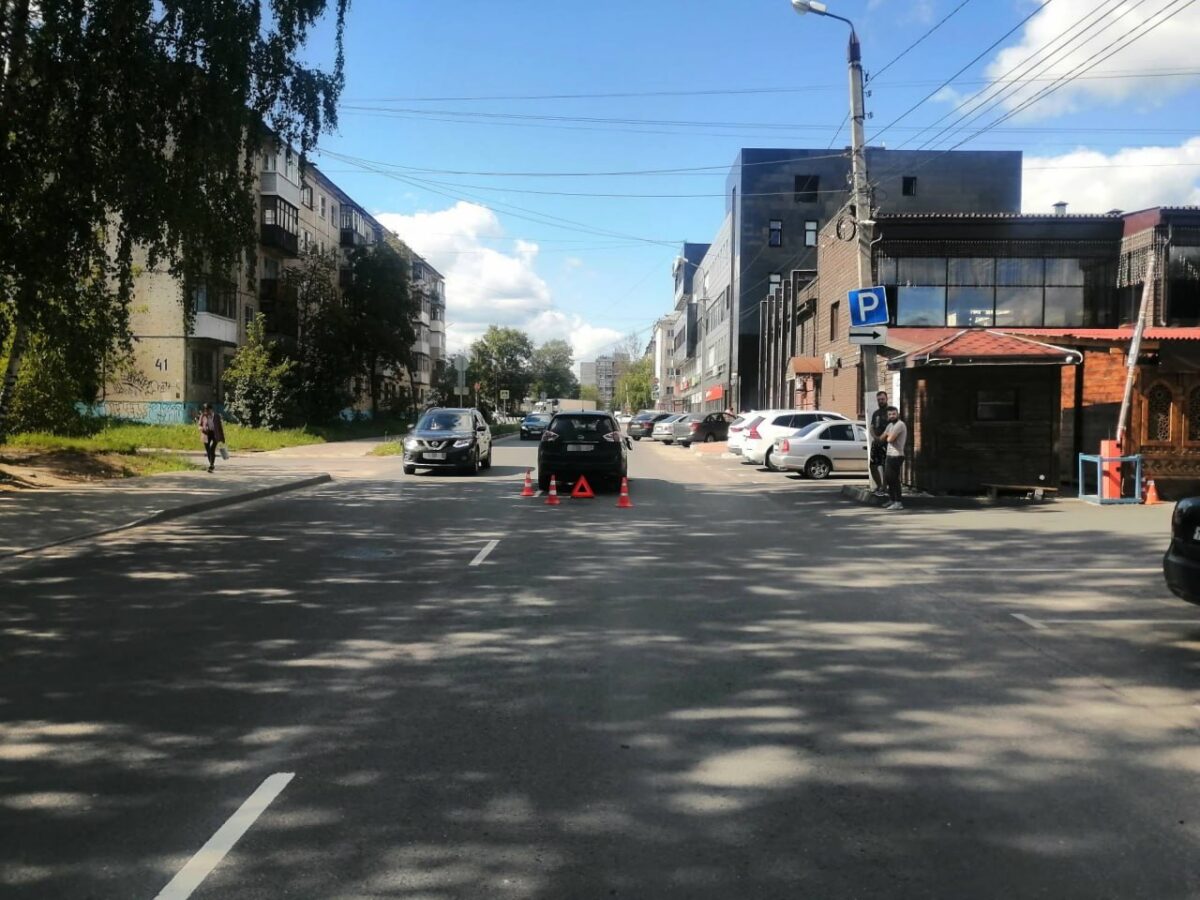 Две девятилетние девочки попали под колёса "Ниссана" в Твери Две девятилетние девочки попали под колёса "Ниссана" в Твери