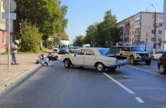 Мотоциклист попал в больницу после столкновения с "Волгой" в Твери Мотоциклист попал в больницу после столкновения с "Волгой" в Твери