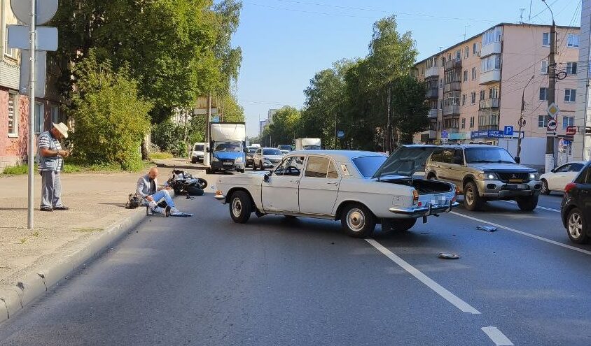 Мотоциклист попал в больницу после столкновения с "Волгой" в Твери Мотоциклист попал в больницу после столкновения с "Волгой" в Твери