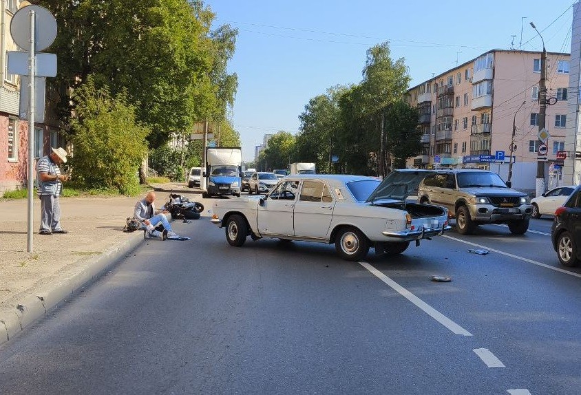 Мотоциклист попал в больницу после столкновения с "Волгой" в Твери Мотоциклист попал в больницу после столкновения с "Волгой" в Твери