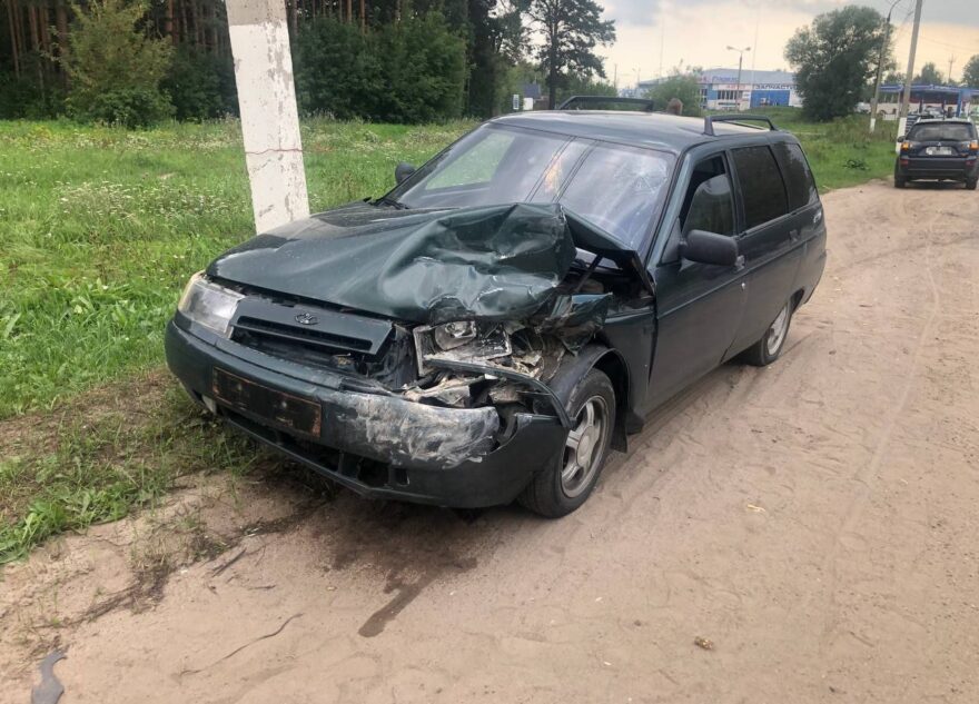 В Твери водитель ВАЗа "догнал" Renault и попал в больницу