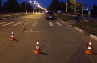 В Твери водитель ВАЗа проехал на "красный" и сбил 5-летнюю девочку