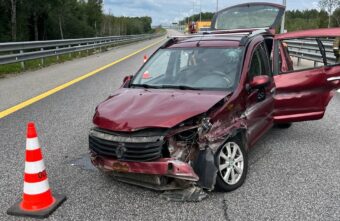 Три человека пострадали в столкновении иномарки с отбойником и грузовиком в Тверской области