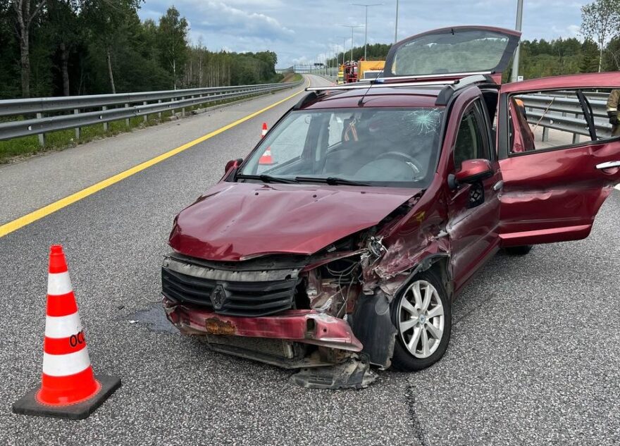 Три человека пострадали в столкновении иномарки с отбойником и грузовиком в Тверской области