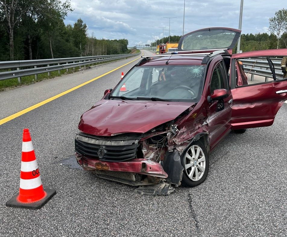 Три человека пострадали в столкновении иномарки с отбойником и грузовиком в Тверской области
