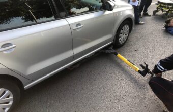 13-летний электросамокатчик попал под колёса "Фольксвагена" на зебре в Твери 13-летний электросамокатчик попал под колёса "Фольксвагена" на зебре в Твери