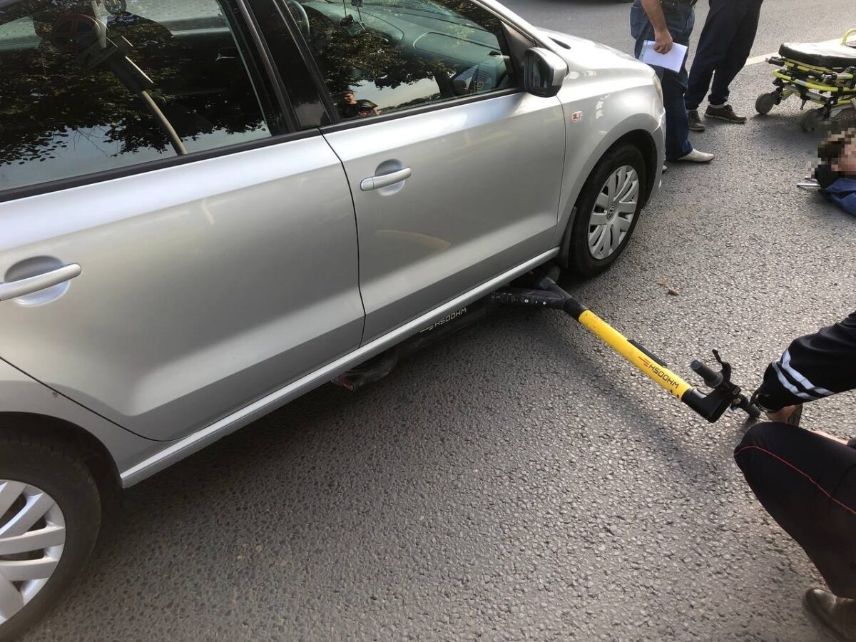 13-летний электросамокатчик попал под колёса "Фольксвагена" на зебре в Твери