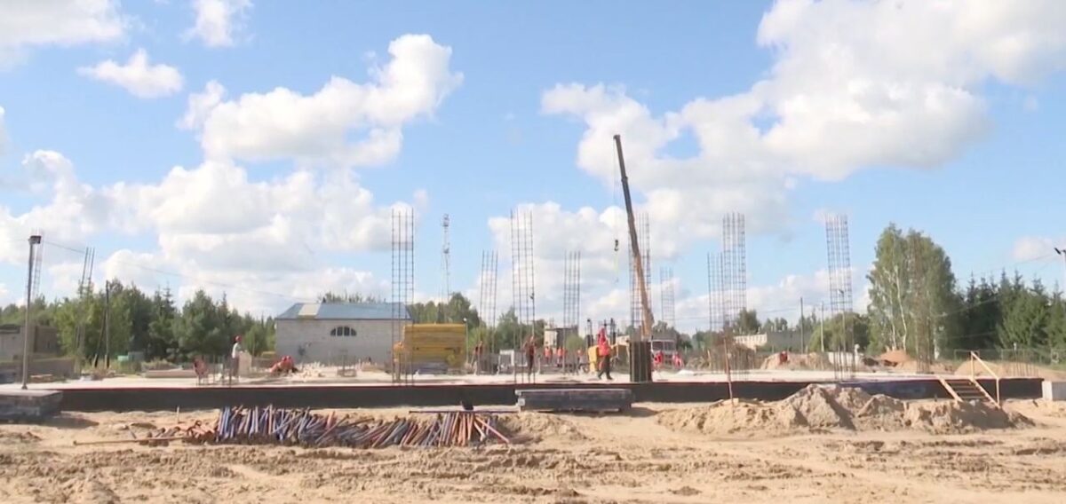 В деревне Вахонино заливают фундамент новой школы на 100 мест