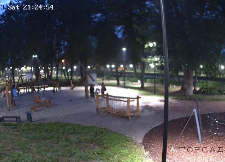 В Тверской области вандалы сломали новые детские качели