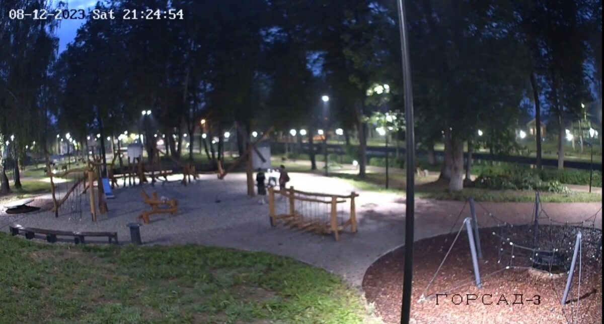 В Тверской области вандалы сломали новые детские качели