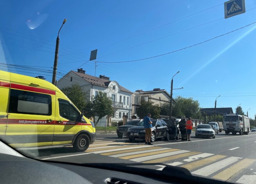 Утром в Твери столкнулись три автомобиля