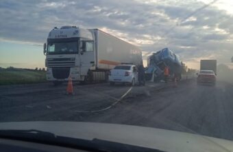 На трассе в Тверской области столкнулись две фуры На трассе в Тверской области столкнулись две фуры