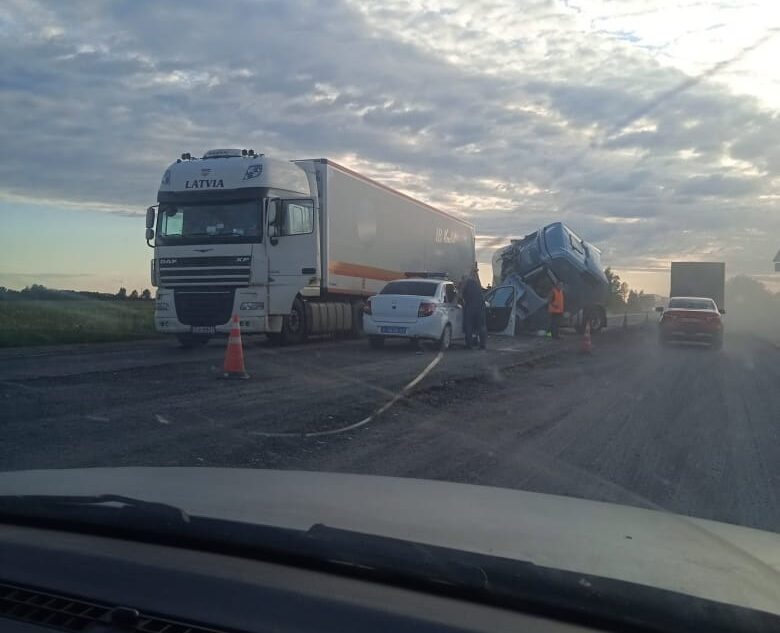 На трассе в Тверской области столкнулись две фуры
