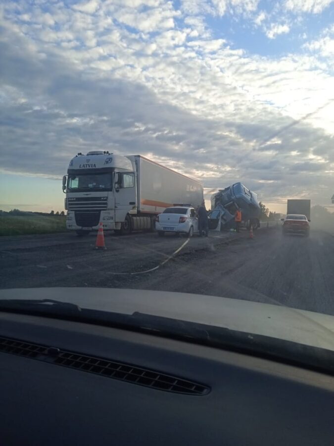На трассе в Тверской области столкнулись две фуры