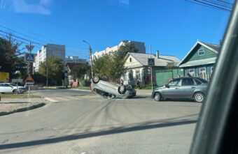 В Заволжском районе Твери в результате ДТП перевернулся автомобиль В Заволжском районе Твери в результате ДТП перевернулся автомобиль