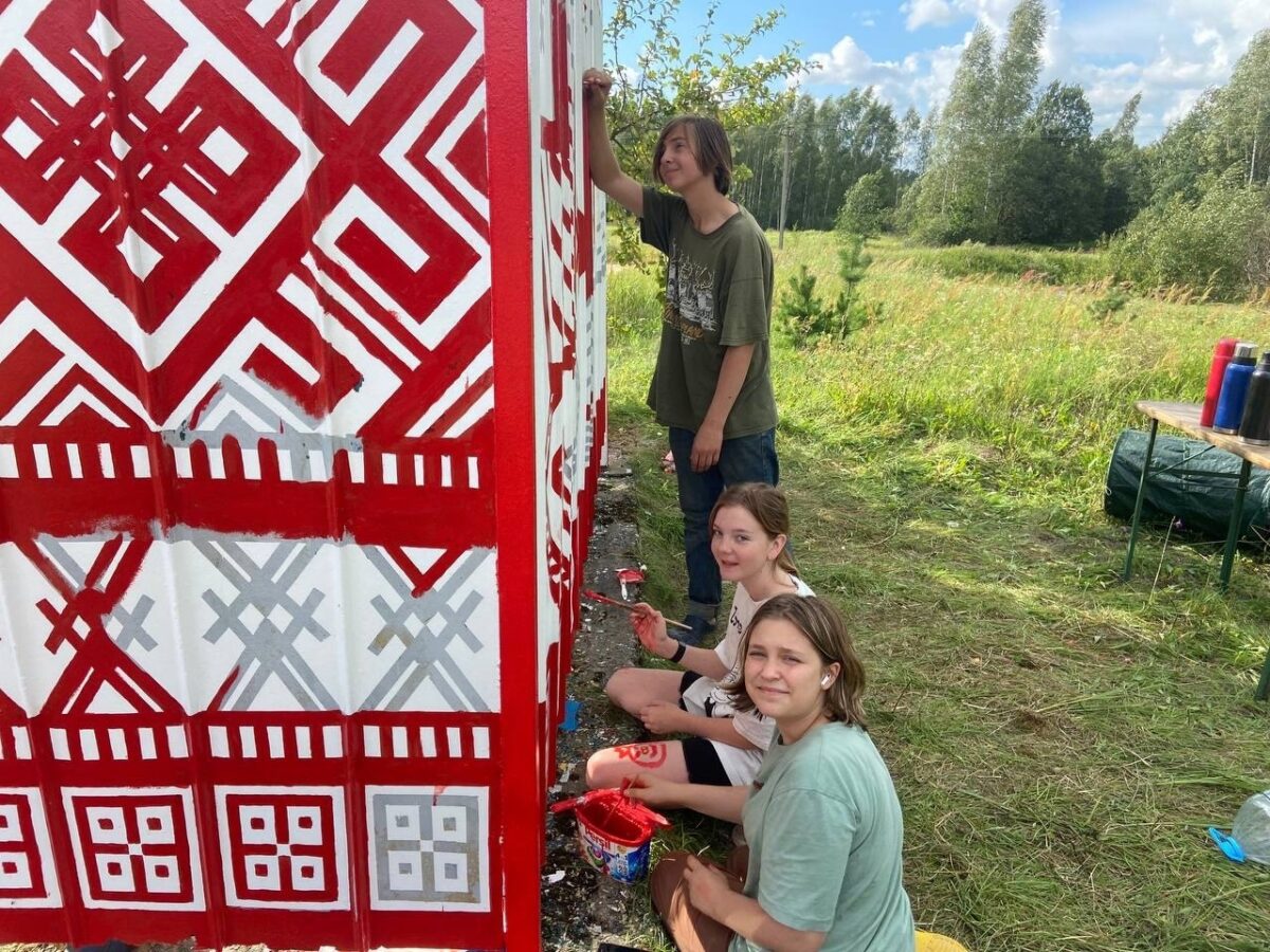 Жители Тверской области «вышили» автобусную остановку русскими узорами