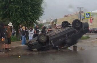 В Твери в результате ДТП перевернулся автомобиль В Твери в результате ДТП перевернулся автомобиль