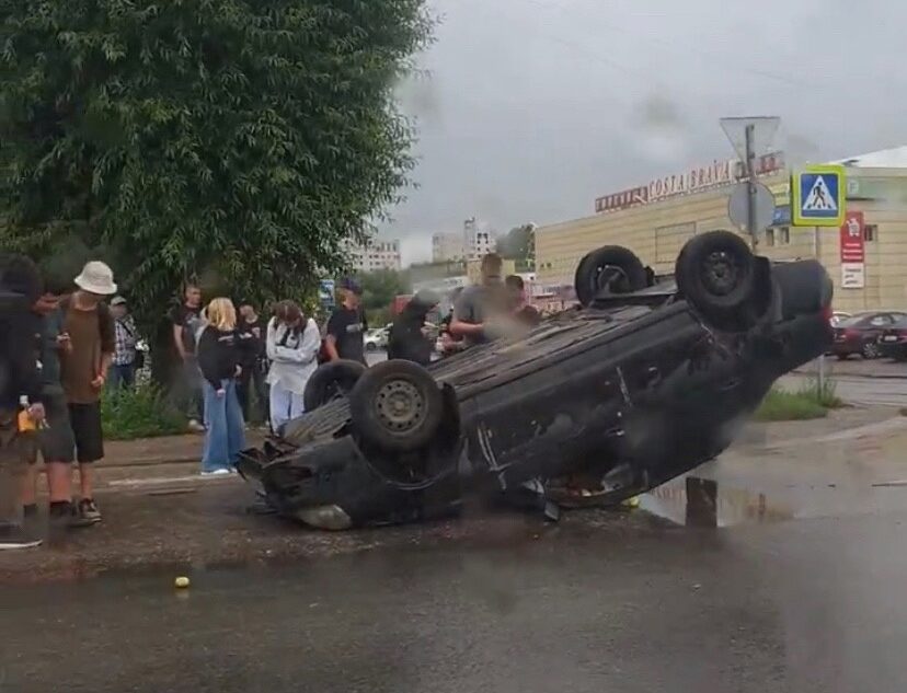В Твери в результате ДТП перевернулся автомобиль