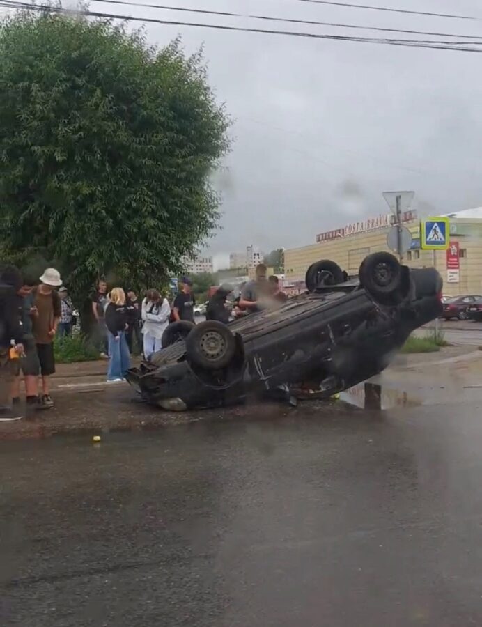 В Твери в результате ДТП перевернулся автомобиль