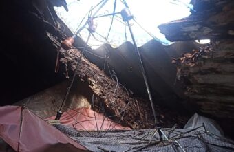 В Твери проверят дом, жители которого закрыли дырку в крыше зонтом В Твери проверят дом, жители которого закрыли дырку в крыше зонтом