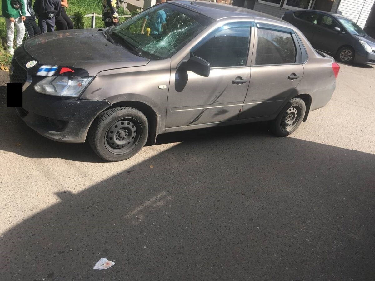 В Твери водитель легковушки врезался в машину инкассации