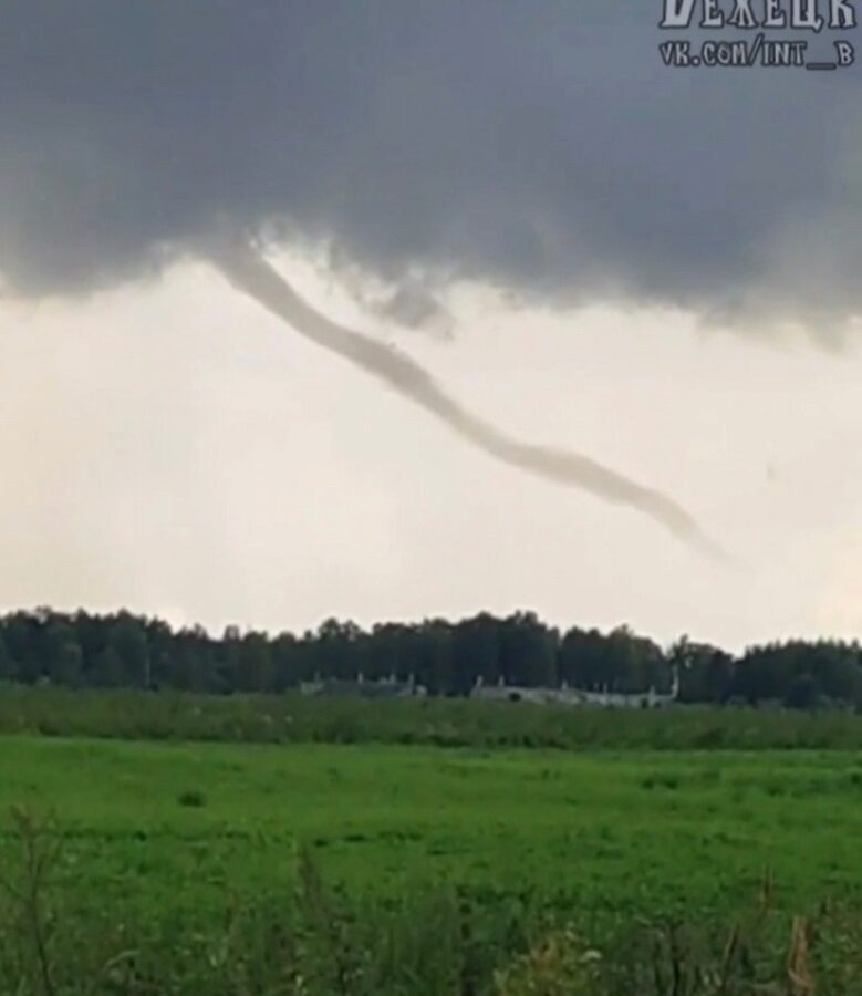 Жители Тверской области заметили смерч