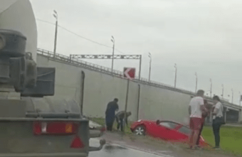 Легковушка съехала в кювет из-за разлитой жидкости под Тверью Легковушка съехала в кювет из-за разлитой жидкости под Тверью