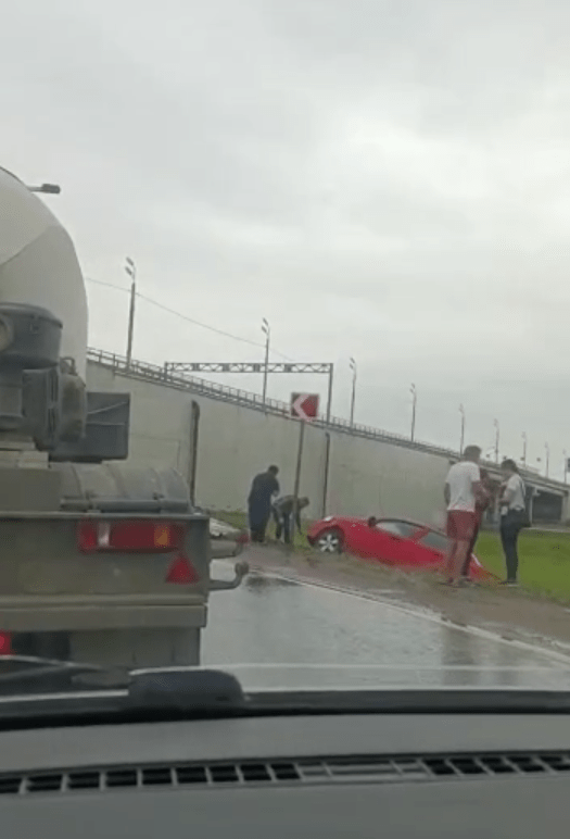 Легковушка съехала в кювет из-за разлитой жидкости под Тверью