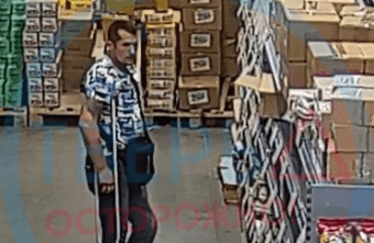 Мужчина на костылях тревожно складывал в сумку товары в магазине в Твери