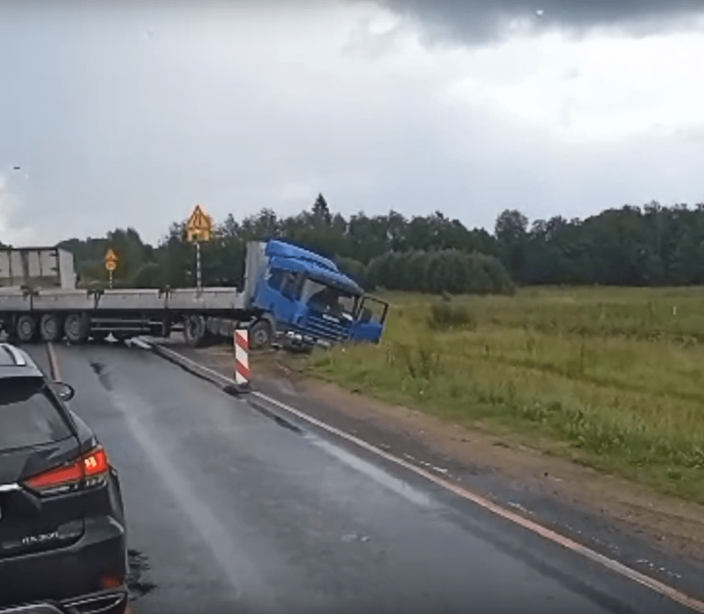 В Тверской области грузовик съехал с трассы и перекрыл полосу движения